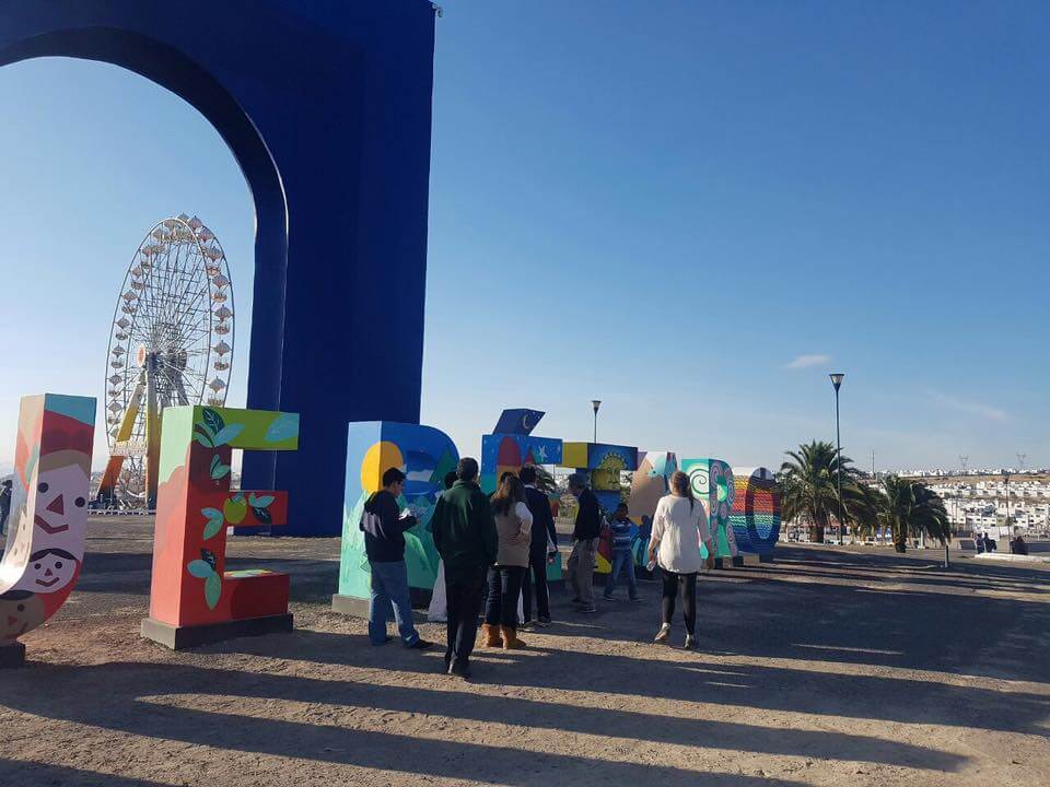 Pacientes frente a letrero de Querétaro